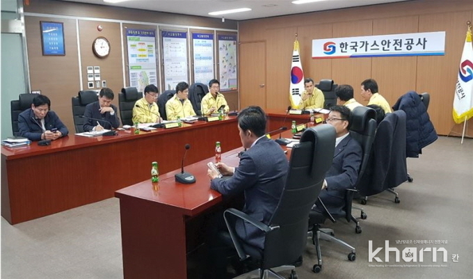 한국가스안전공사는 15일 포항에서 지진 발생 직후 가스사고 대책본부를 구성하고 비상대책회의를 열어 지진으로 인한 가스시설 피해 상황 등을 확인하고 있다.