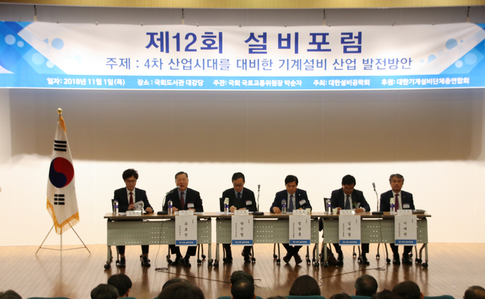 강용태 고려대 교수, 유호선 숭실대 교수, 박진철 설비공학회 부회장, 정달홍 기계설비건설협회 수석부회장, 김태철 설비기술협회 회장, 이태원 건설기술연구원 소장(좌부터) 등 패널들이 기계설비발전을 위한 토론을 진행하고 있다.