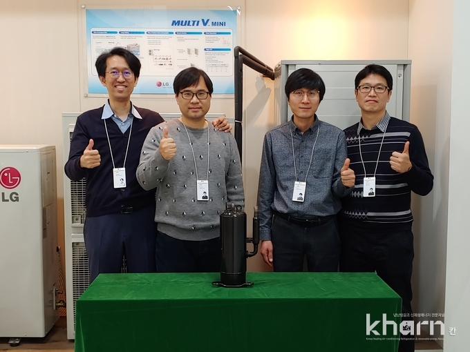 기존 제품대비 에너지효율을 4~10% 올리고 제품소음은 약약 4dB 낮춘 하부압축 스코롤 압축기 개발 주력인 김철환 연구위원, 이강욱 책임, 최용규 책임, 한나라 책임(좌부터)이 기념촬영하고 있다.
