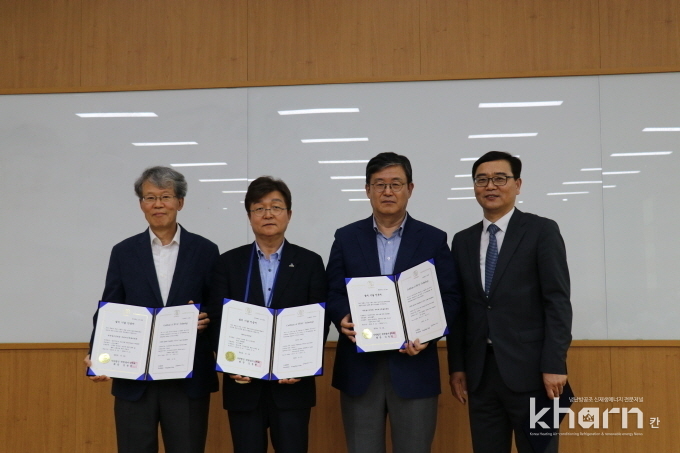 성순경 교수, 박동일 사장, 김강산 사장, 김용찬 회장(좌부터)이 설비기술인증서 전달식을 갖고 기념촬영하고 있다.