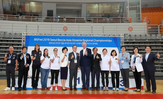 ‘2019 서울 보치아 아시아-오세아니아지역 선수권 대회’ 폐회식에서 강성희 대한장애인보치아연맹 회장 겸 캐리어에어컨 회장(좌 7번째), 데이비드 해드필드(David Hadfield) 보치아국제스포츠연맹 회장(좌 8번째)이 참석자들과 기념촬영하고 있다.
