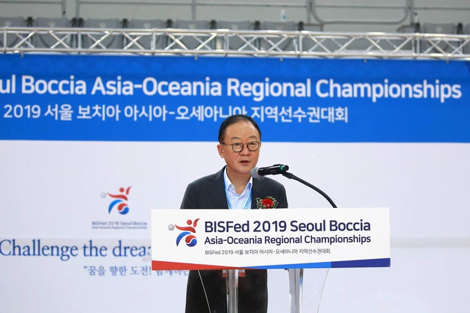 강성희 대한장애인보치아연맹 회장 겸 캐리어에어컨 회장이 ‘2019 서울 보치아 아시아-오세아니아지역 선수권 대회’에서 폐회 선언을 하고 있다.