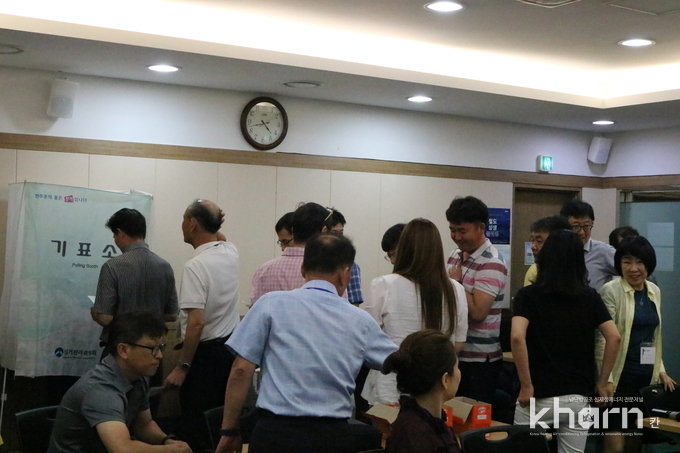 회장 및 감사 선출을 위한 투표가 진행되고 있다.