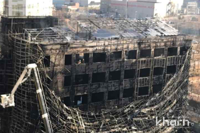외장재 공사 중 발생한 불티가 단열재로 옮겨 붙어 발생한 천안 모 초등학교 증축현장 화재.