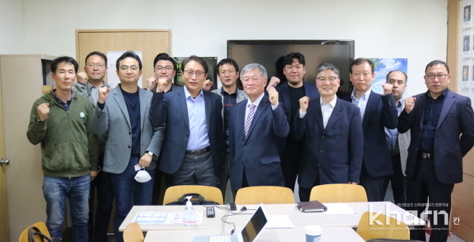 학교 공기질 개선 실증연구 총괄을 맡은 최준영 KTL 박사(앞줄 좌 3번째)와 김기정 환기협회 회장(앞줄 좌 4번째) 등 Kicc off회의 참석자들이 기념촬영하고 있다.