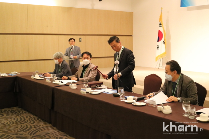 김학겸 회장이 창립총회에서 정관안 의결을 진행하고 있다.