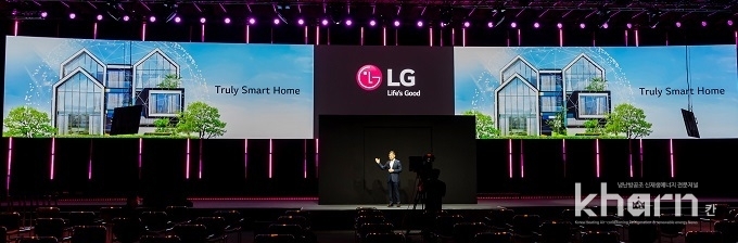 BS사업본부 유럽사업담당 김경호 부사장이 LG 씽큐 홈을 소개하는 모습