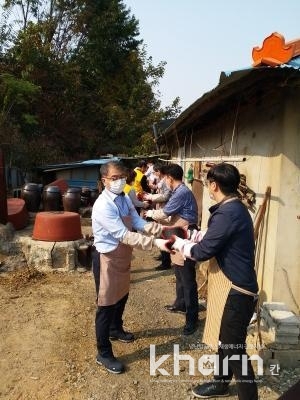 김광직 한국가스안전공사 상임감사(좌)이 사랑의 연탄 나눔 봉사활동에 펼치고 있다.