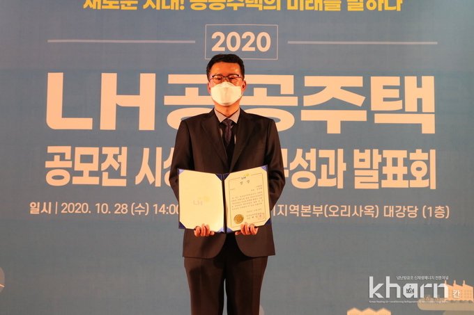 김철환 힘펠 본부장이 기념촬영하고 있다.