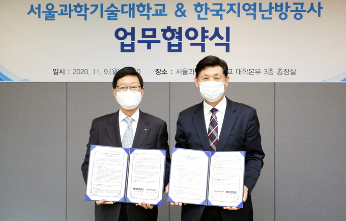 황창화 한난 사장(좌)과 이동훈 서울과기대 총장이 MOU 체결 후 기념촬영하고 있다.