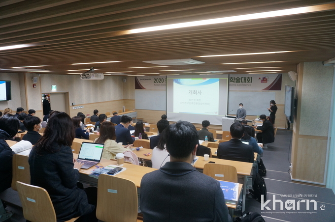 한국건축친환경설비학회 2020 추계학술대회에서 최안섭 회장이 개회사를 하고 있다.