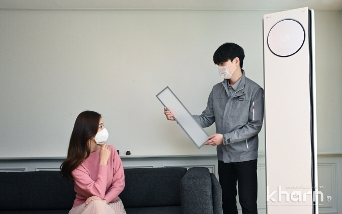 LG전자 서비스 엔지니어(우)가 '휘센 에어컨 사전점검 서비스'를 진행하고 있다.