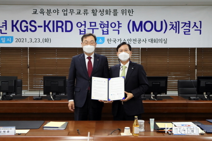 임해종 가스안전공사 사장(좌)과 박귀찬 국가과학기술인력개발원 원장이 교육분야 업무협약을 체결하고 기념촬영하고 있다.