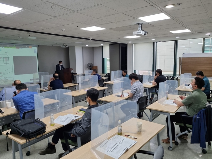 대한전기협회는 현장 실무자들에게 도움이 될 수 있도록 코로나19라는 상황 속에서도 KEC 관련 온‧오프라인 교육을 활발하게 진행하고 있다.