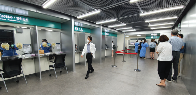 모듈러 건축공법을 활용해 인천공항 제1터미널에 완성된 코로나19 검사센터 내부 모습.