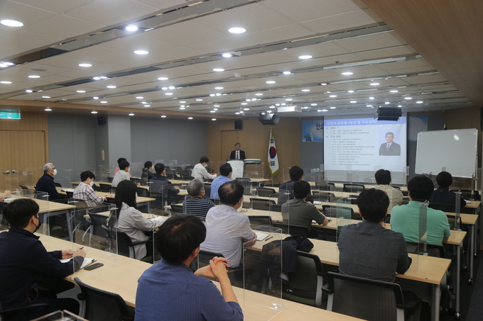 6일 서울 송파구 전기회관에서 문승일 서울대학교 교수가 대한전기협회 임직원을 대상으로‘탄소중립의 시대, 대한전기협회의 역할’이라는 주제로 특별강연을 진행했다.