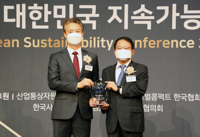탁현수 한난 부사장(좌)과 강명수 한국표준협회 회장이 지속가능성지수 1위 수상 후 기념촬영하고 있다.
