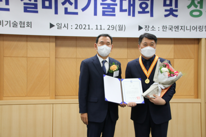 송명규 삼양발브종합메이커 이사(우)가 설비기술협회상 수상 후 기념촬영하고 있다.