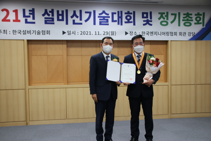 이태규 시스템벤트 전무(우)가 설비기술협회장상 수상 후 기념촬영하고 있다.