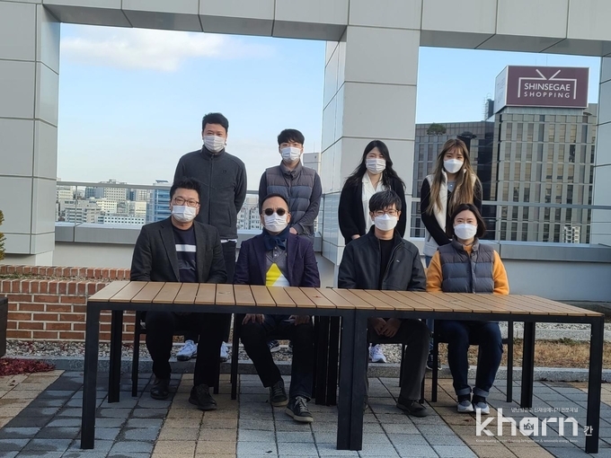 강한기 이젠엔지니어링 대표(앞줄 좌 2번째)를 비롯해 이젠엔니어링 임직원들이 기념촬영하고 있다.