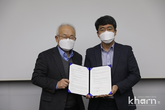안윤수 신성이엔지 대표(좌)와 구갑렬 쎄닉 대표가 계약을 체결하고 기념촬영하고 있다.