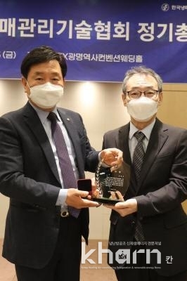 이용태 신임회장(좌)이 전임회장을 역임한 김동호 회장에게 감사패를 전달하고 기념촬영하고 있다.