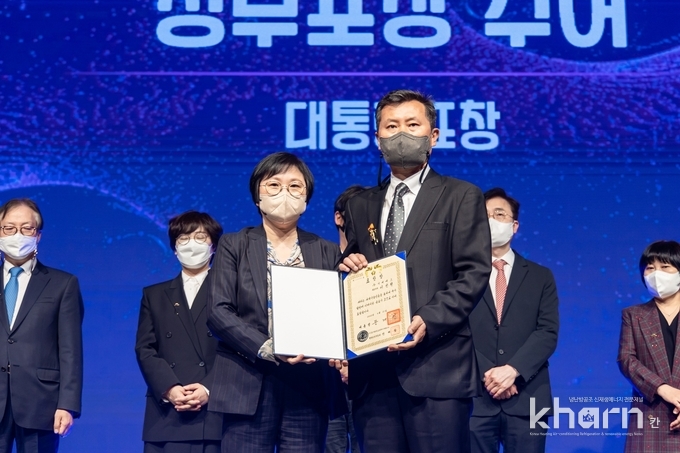 이진천 디씨에스 대표(우)가 대통령표창을 수상하고 기념촬영하고 있다.