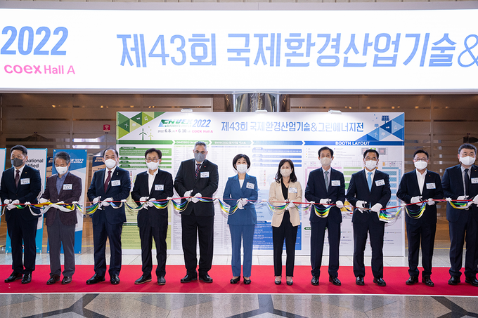한화진 환경부 장관(좌부터 6번째)와 ENVEX 2022 개막식 참석자들이 테이프커팅 세레모니하고 있다.