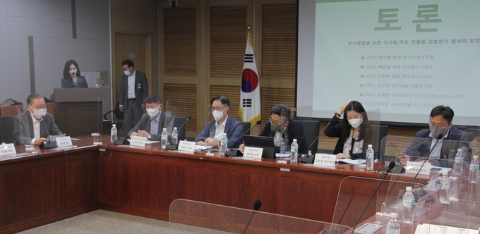 안국영 한국기계연구원 박사, 송락현 수석부회장, 이한우 단장, 배준형 산업부 수소산업과장, 김민경 서울연구원 연구위원, 이정운 한국가스공사 수석연구원(앞줄 좌부터) 등이 토론을 진행하고 있다.