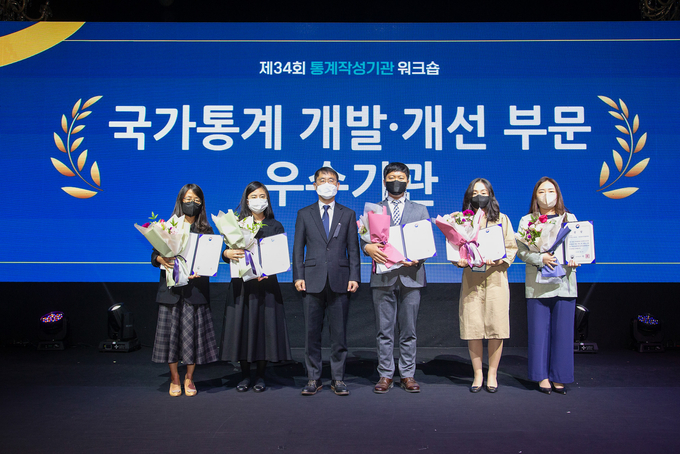 2022년 국가통계 개발‧개선 및 보급‧이용 우수기관 단체사진 촬영이 진행되고 있다.