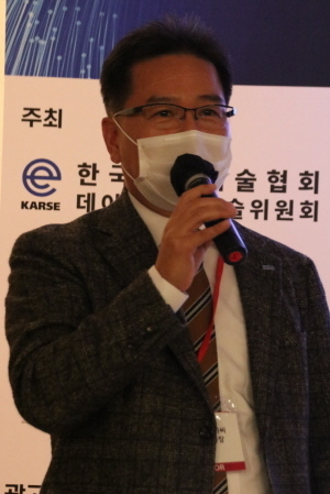 연창근 위원장이 인사말을 하고 있다.