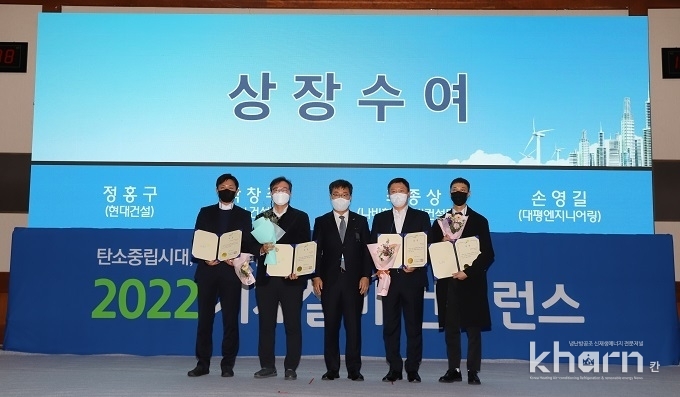 유공자 상장을 수상한 정홍구 현대건설 팀장, 박창주 대림건설 부장, 박철흥 LH 본부장, 최종상 나비환경 이사, 손영길 대평엔지니어링 부장(좌부터)이 기념촬영하고 있다. 