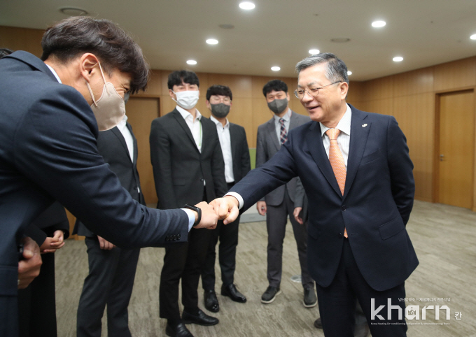 이한준 LH 신임사장(우)이 직원들과 취임 후 첫 인사를 나누고 있다.