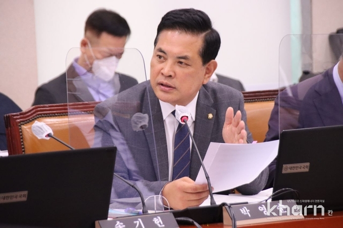 박영순 민주당 의원이 국회 산업위에서 정부안에 질의하고 있다.