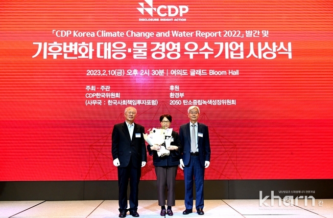 이성녀 SK에코플랜트 ESG 추진 담당임원(중)이 탄소경영 특별상을 수상한 후 기념촬영하고 있다.