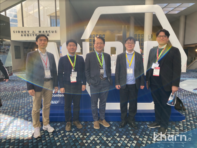 홍구표 강원대 교수, 박병용 한밭대 교수, 최준영 대한설비공학회 부회장, 정재동 대한설비공학회 회장, 조진균 한밭대 교수가 기념촬영하고 있다.
