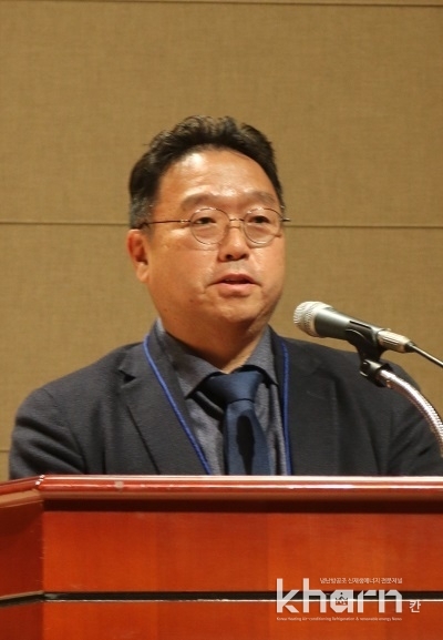 김규용 한국건축시공학회 부회장이 축사를 대독하고 있다.