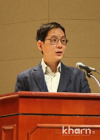 박찬우 스마트+인테리어포럼 의장이 축사를 하고 있다.
