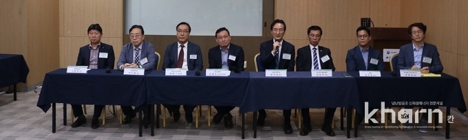 (좌부터)서동현 충북대 교수, 박진철 중앙대 교수, 권혁기 국토관리원 본부장, 김태오 국토부 녹색건축과장, 김학겸 대한리모델링협회 회장, 윤용상 한국에너지전산연구소 대표 등이 토론회에 참석했다. 