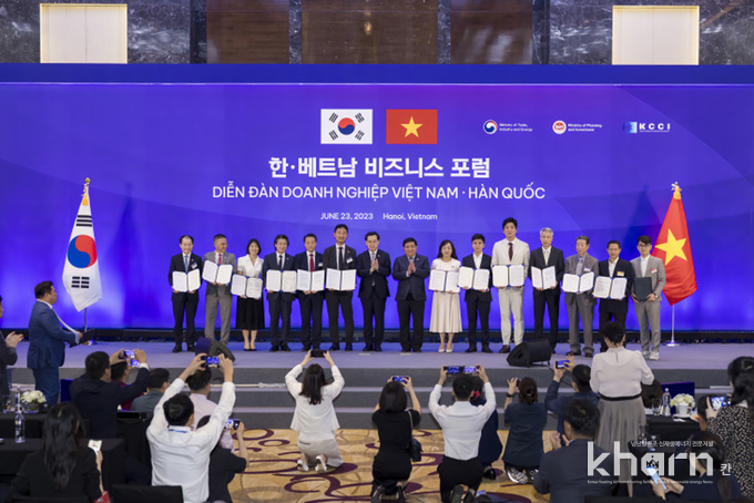 한‧베 비즈니스 포럼에서 노희전 잇츠솔루션 대표(좌 5번째), 이충환 CHEONG SONG E&C 대표(우 4번째) 등 MOU기업들이 기념촬영하고 있다.