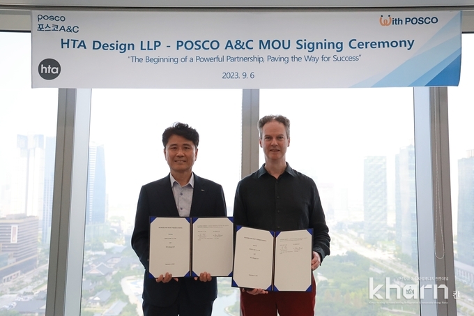 김상억 포스코A&C 스마트하우징사업실장(좌), Rory Bergin HTA Deisgn Partner가 MOU체결 후 기념촬영하고 있다.