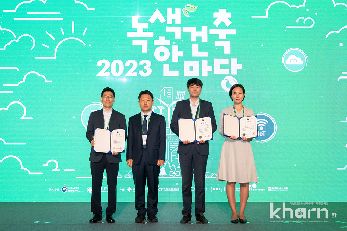 정영선 한국건설기술연구원, 최임락 국토교통부 국토도시실장, 김현기 포스코A&C건축사사무소, 문보람 건축공간연구원(좌부터) 등 녹색건축 유공자 시상자, 수상자가 기념촬영하고 있다.