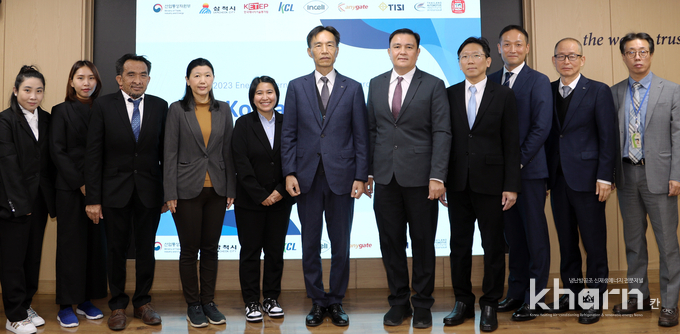 크리엥삭 웡프롬락 태국자동차협회장(좌 7번째), 누아나파 차이수완 태국 표준청 표준개발과장(좌 5번째) 등 태국 연수단이 조영태 KCL 원장(좌 6번째)과 기념촬영하고 있다.