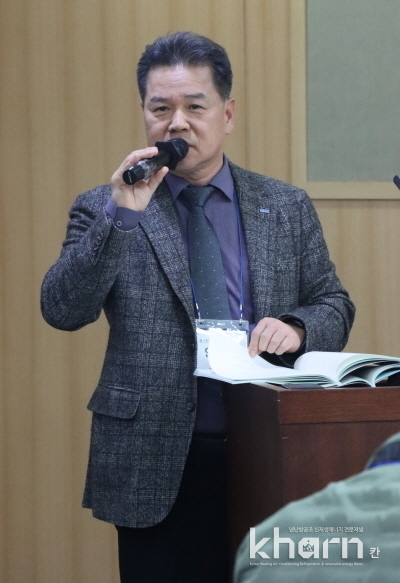 연창근 단체통합추진위원회 위원장이 단체통합(안)에 대해 설명하고 있다.
