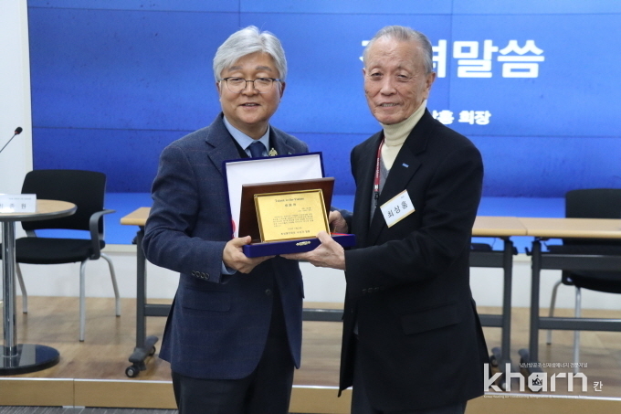 최상호 한일엠이씨 회장(우)에게 박동일 수상자모임 회장이 감사패를 전달하고 기념촬영하고 있다.