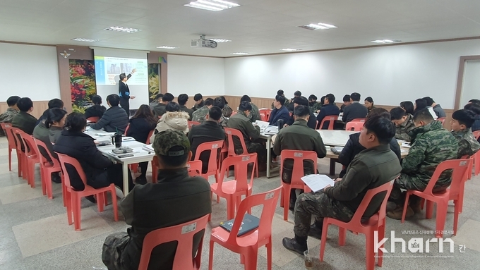 국토관리원의 관계자가 국방시설본부 경기남부시설단에서 건설안전 교육을 실시하고 있다.