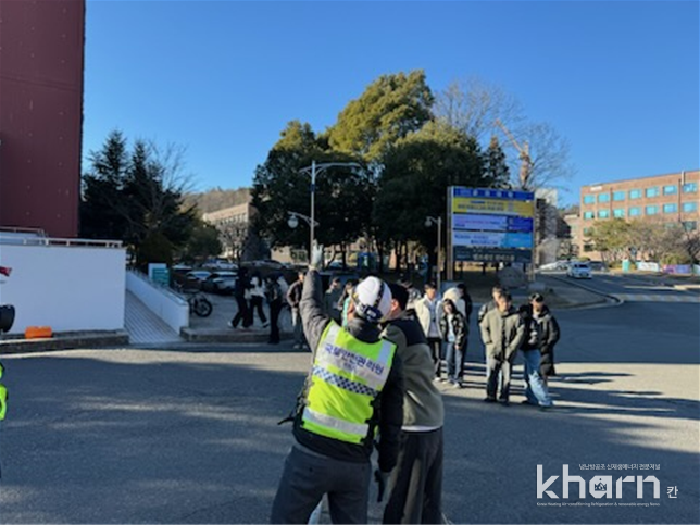 국토관리원의 관계자가 경상대에서 건축물 점검 및 진단 실습을 진행하고 있다.