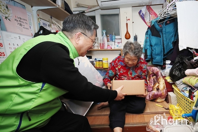 이한준 LH 사장(좌)이 영등포 쪽방촌 거주 어르신에게 겨울물품을 전달하고 있다.