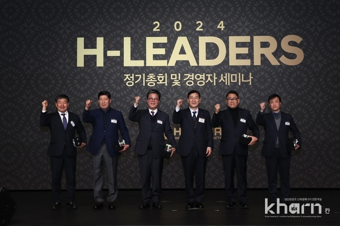 윤영준 현대건설 대표(우 3번째)과 안전·품질·공정·기술 등 각 부문에 선정된 우수 협력사 대표들이 시상식 후 기념촬영하고 있다.