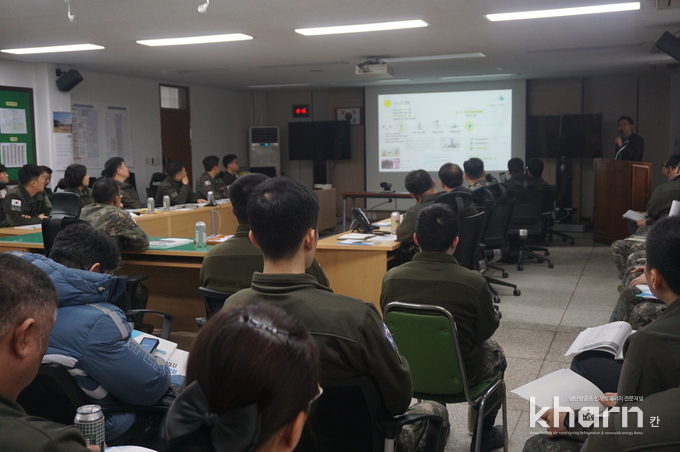 국토관리원의 관계자가 경기북부시설단 기술직 공무원을 대상으로 건설안전 교육을 실시하고 있다.